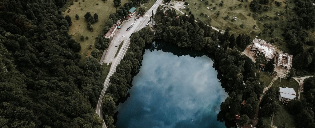 Озеро в виде сердца,  - Фото с квадрокоптера