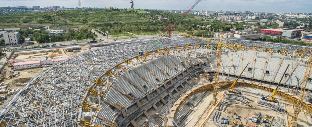 Установка вантовой кровли на стадионе Волгоград-Арена, Волгоград - Фото с квадрокоптера