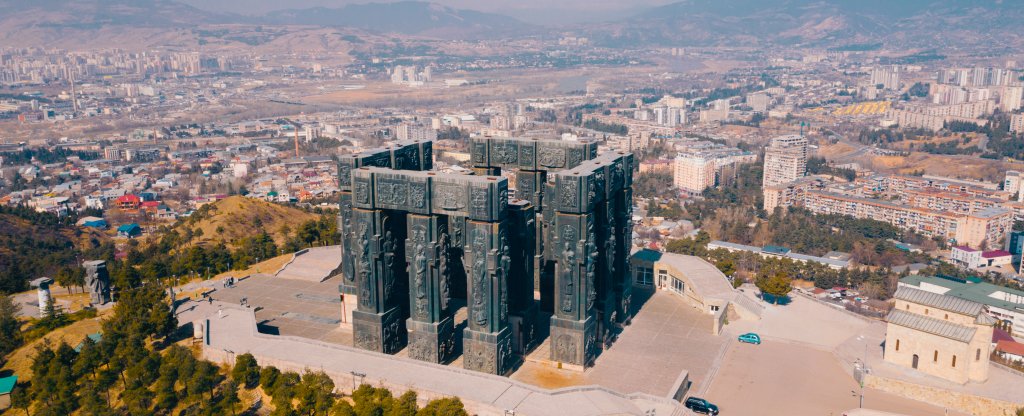 История Грузии монумент / Saqartvelos Matiane monument. Тбилиси,  - Фото с квадрокоптера