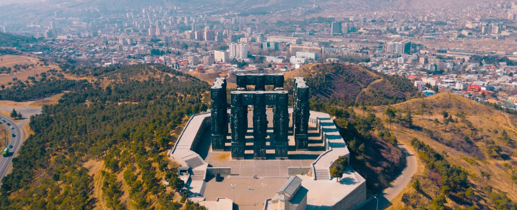 История Грузии монумент / Saqartvelos Matiane monument. Тбилиси,  - Фото с квадрокоптера