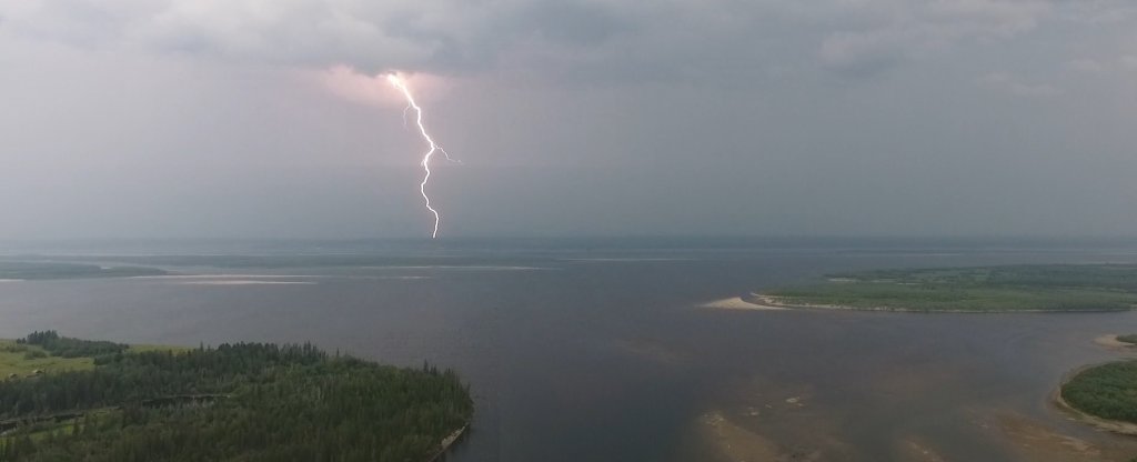 Молния на реке Лена, Якутск - Фото с квадрокоптера