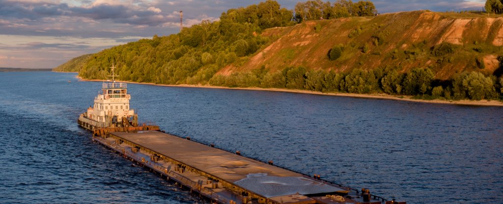 Баржа на фоне Государевой горы в Марпосадском районе,  - Фото с квадрокоптера