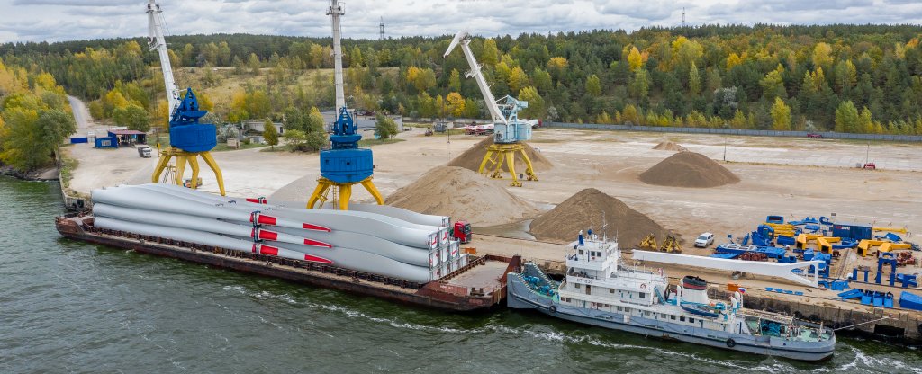 Разгрузка лопастей Vestas в порту Ульяновска, Ульяновск - Фото с квадрокоптера