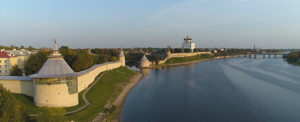 Вид на архитектурный ансамбль Псковского Крома, Псков - Фото с квадрокоптера