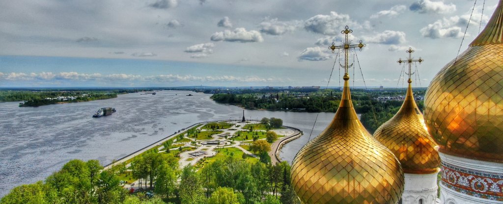 Успенский собор и стрелка Ярославль,  - Фото с квадрокоптера