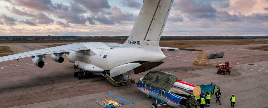 Толмачёво - логистика, погрузка вертолёта в грузовой самолёт Ил-76, Новосибирск - Фото с квадрокоптера