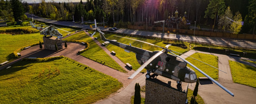 Памятник МИ-8 и Ми-24 в парке Авиаторов в Агалатово., Агалатово - Фото с квадрокоптера