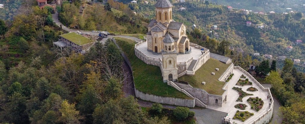 Храм Святой Троицы на горе Самебо, Грузия,  - Фото с квадрокоптера