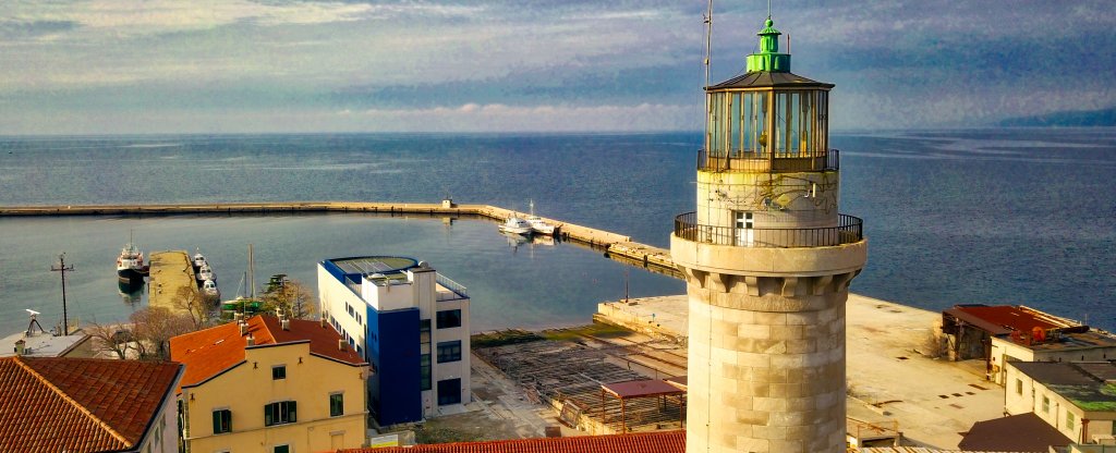 Маяк в Триесте,  - Фото с квадрокоптера