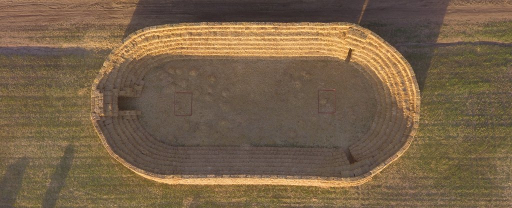 Стадион из сена,  - Фото с квадрокоптера