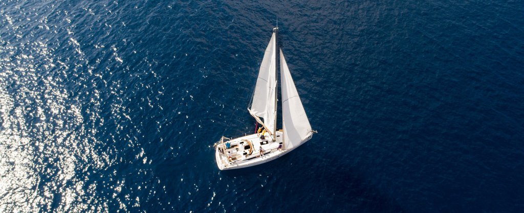 Одинокий парусник. Адриатика, Черногория,  - Фото с квадрокоптера