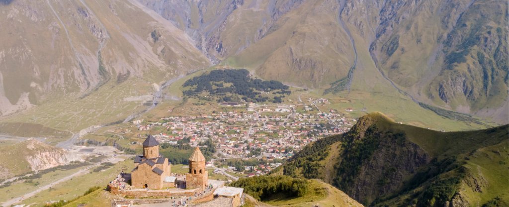 Грузия - Троицкая церковь в Степанцминде,  - Фото с квадрокоптера