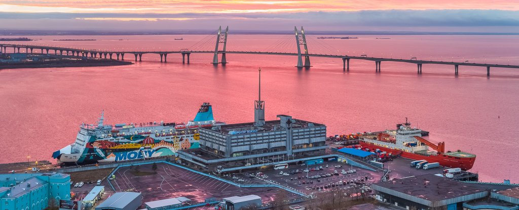 Морской вокзал, паром «Принцесса Анастасия» и научно-экспедиционное судно «Академик Трёшников»,  - Фото с квадрокоптера