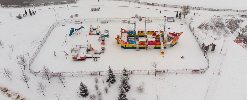 Детский городок пол снегом, Калининград - Фото с квадрокоптера