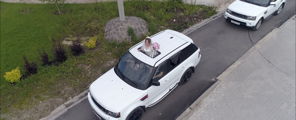 Стоп кадр с момента подъезда свадебного кортежа,  - Фото с квадрокоптера