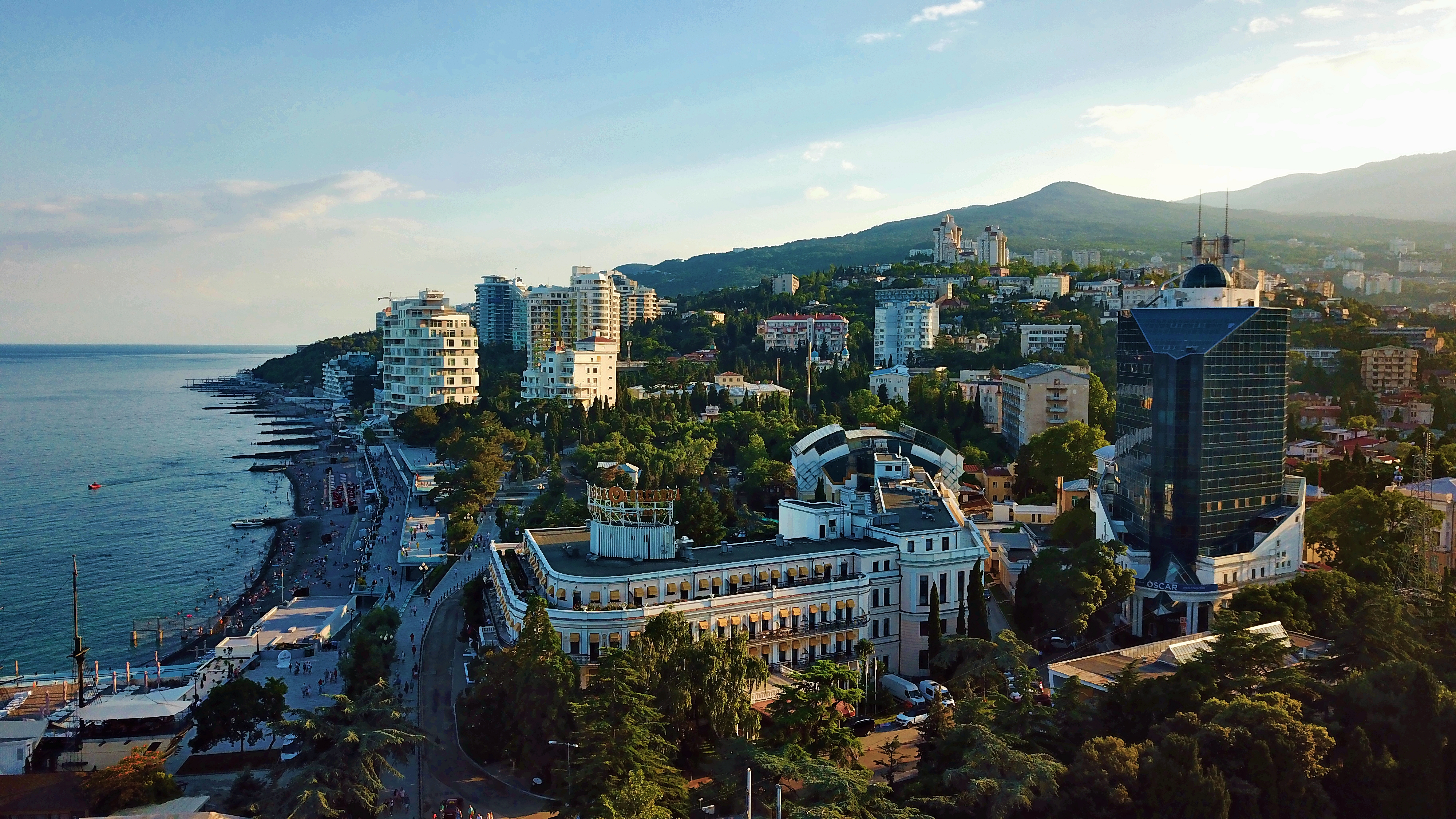 Крым крупные. Крым Ялта. Ялта столица. Ялта город в Крыму. Ялта. Набережная.