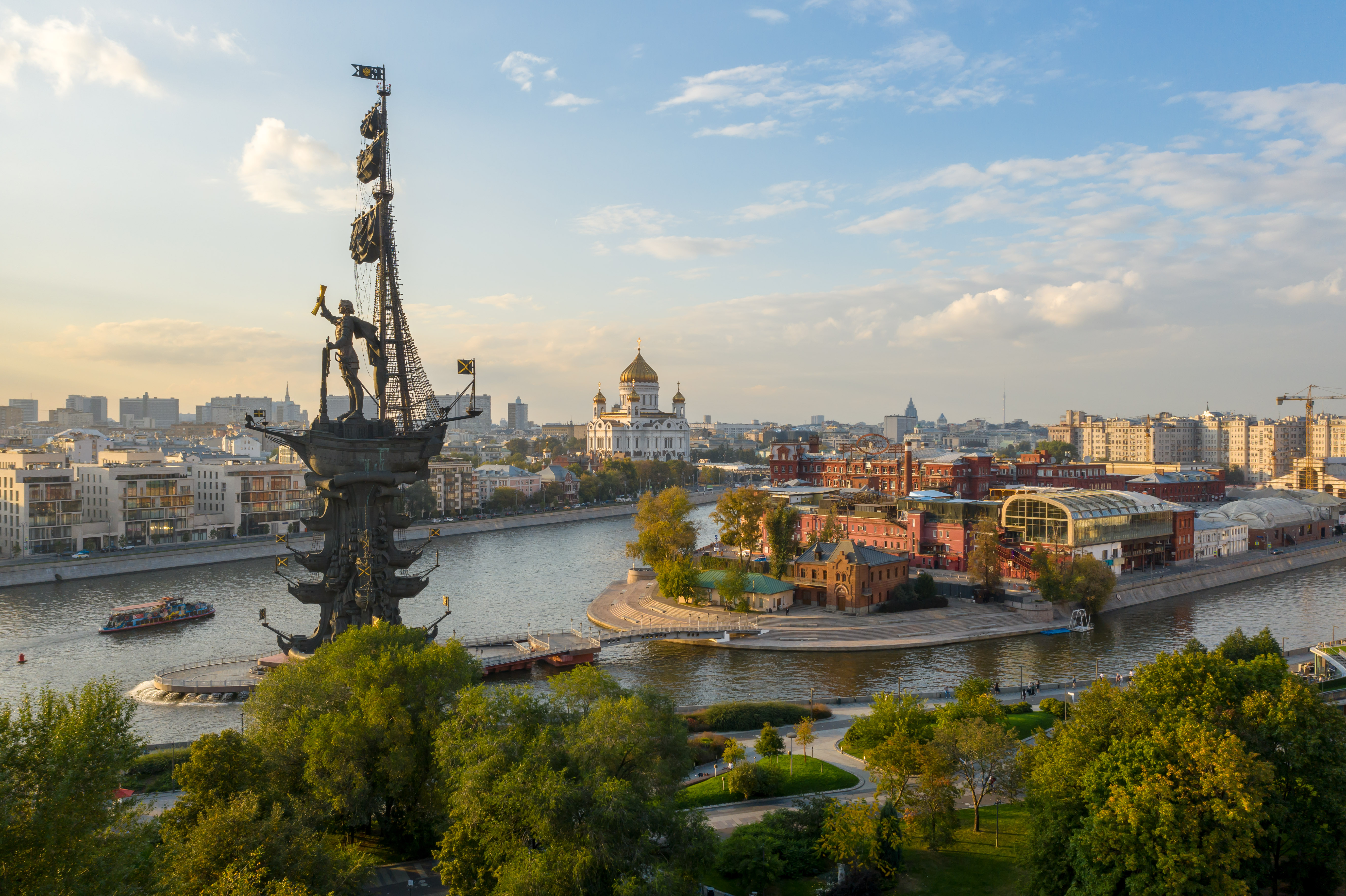 Лучшие канале в москве. Стрелка Москвы реки и водоотводного канала. Стрелка Москвы реки в Москве. Стрелка Болотная набережная. Остров стрелка Москва.