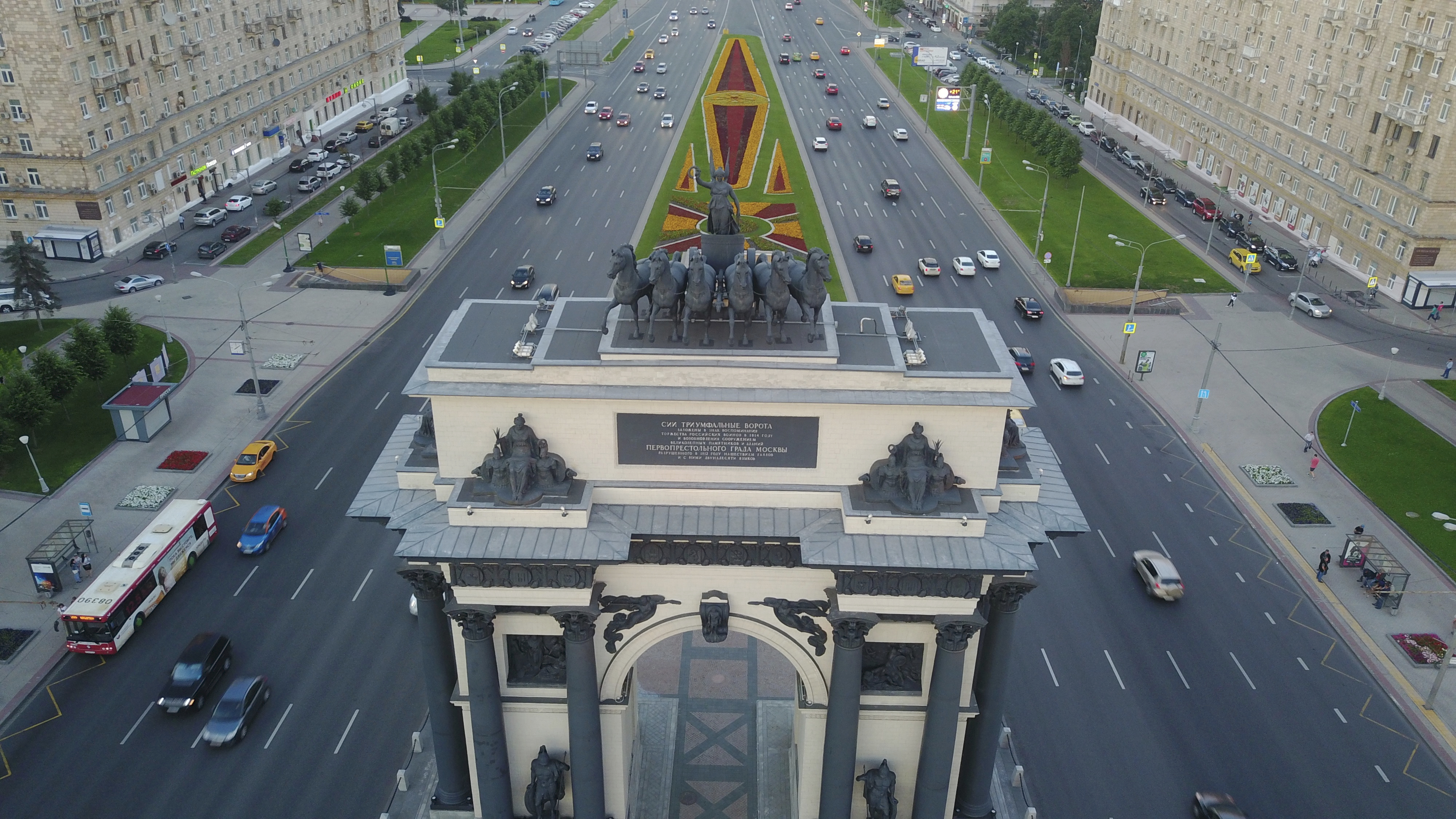 Парк победы кутузовский проспект москва. Триумфальная арка Кутузовский проспект. Триумфальные ворота на Кутузовском проспекте. Триумфальная арка парк Победы Москва. Триумфальная арка в Москве на Кутузовском.