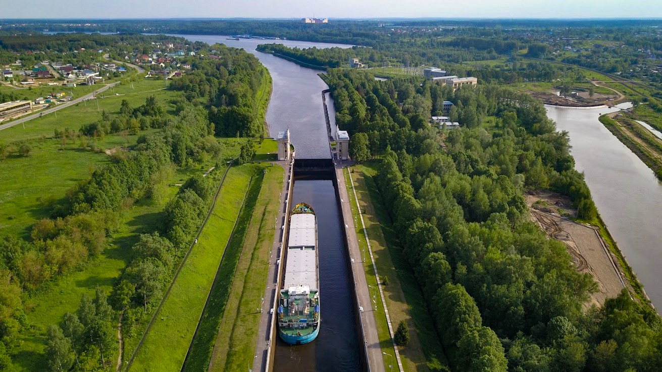 Икша снять. Река Икша. Икша Московская область. Источник в Икше. Икша мост через канал пешеходный.