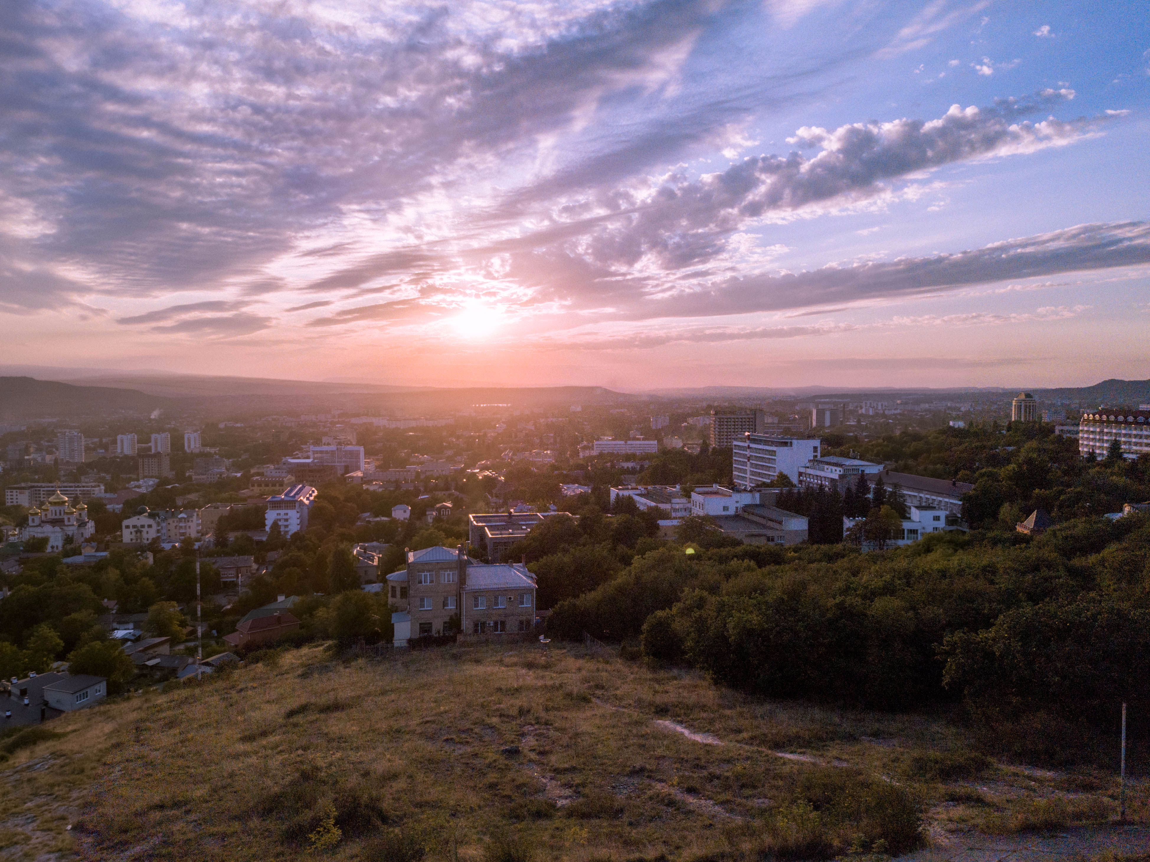 Пятигорск снять. Пятигорска аэросъемка. Кисловодск с квадрокоптера. Пятигорск с высоты птичьего полета. Закат в Пятигорске.