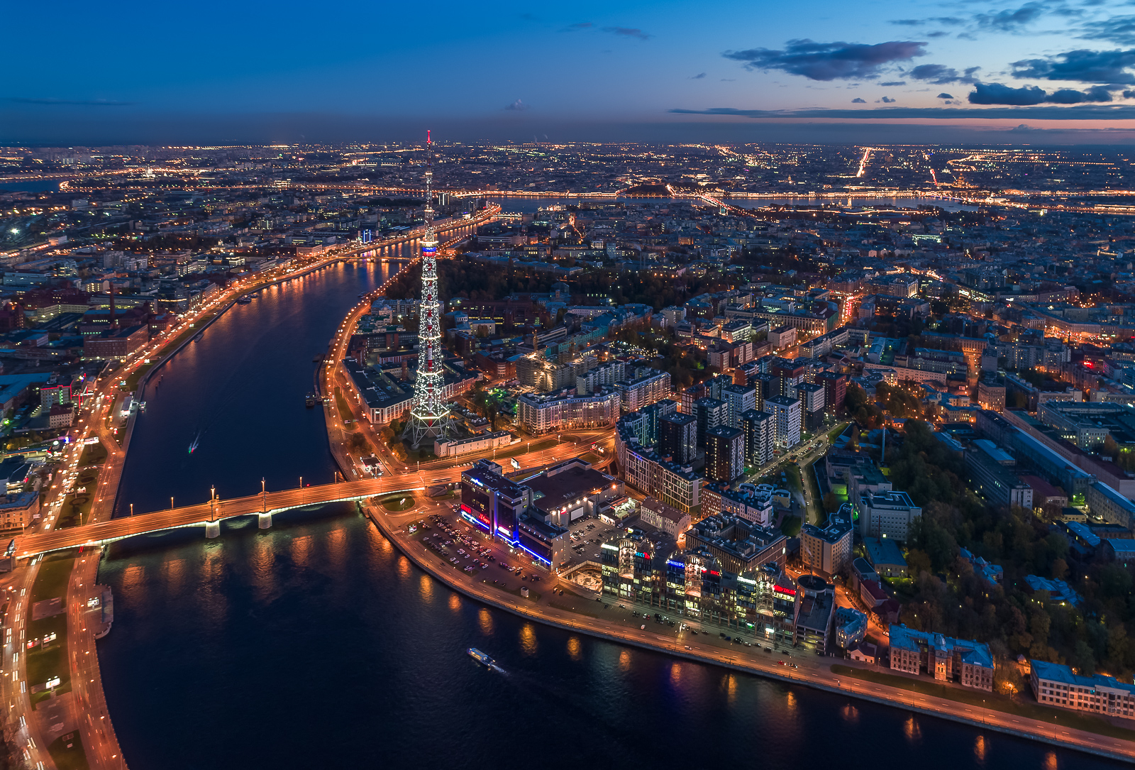 Санкт-Петербург с высоты птичьего полета ночью