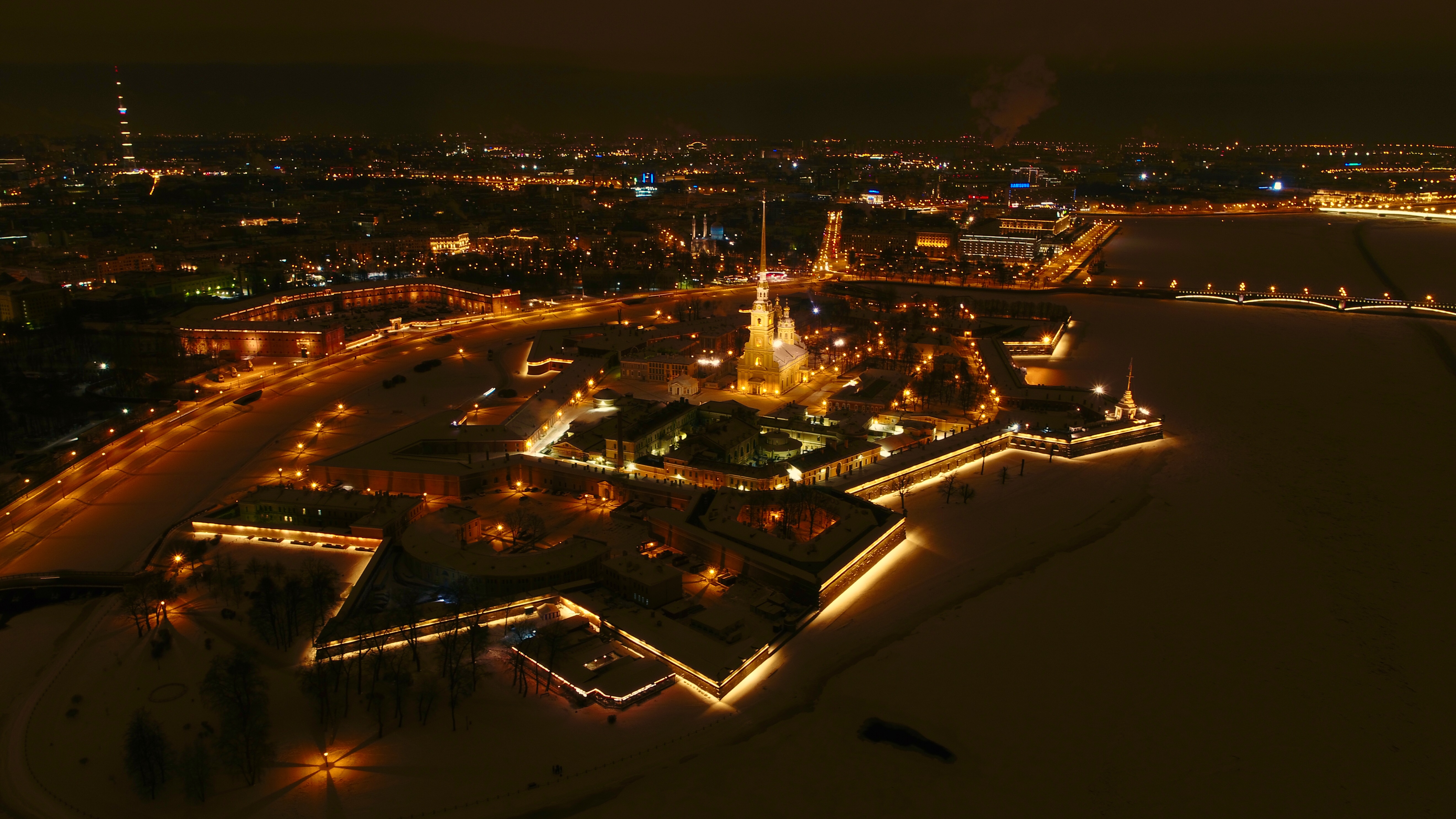 Петропавловская крепость ночью с высоты птичьего полета