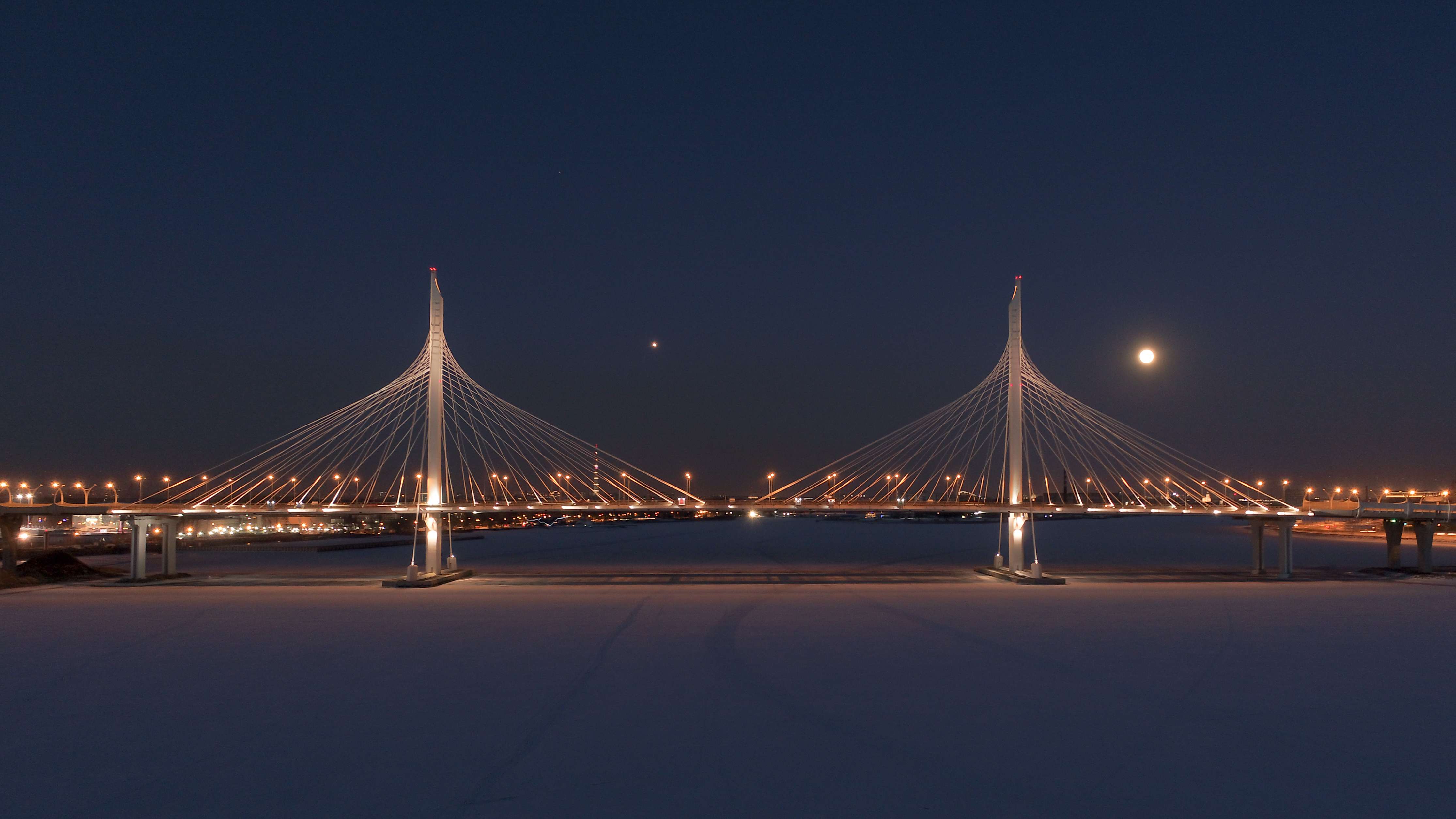 Большой Обуховский мост в Санкт-Петербурге ночью