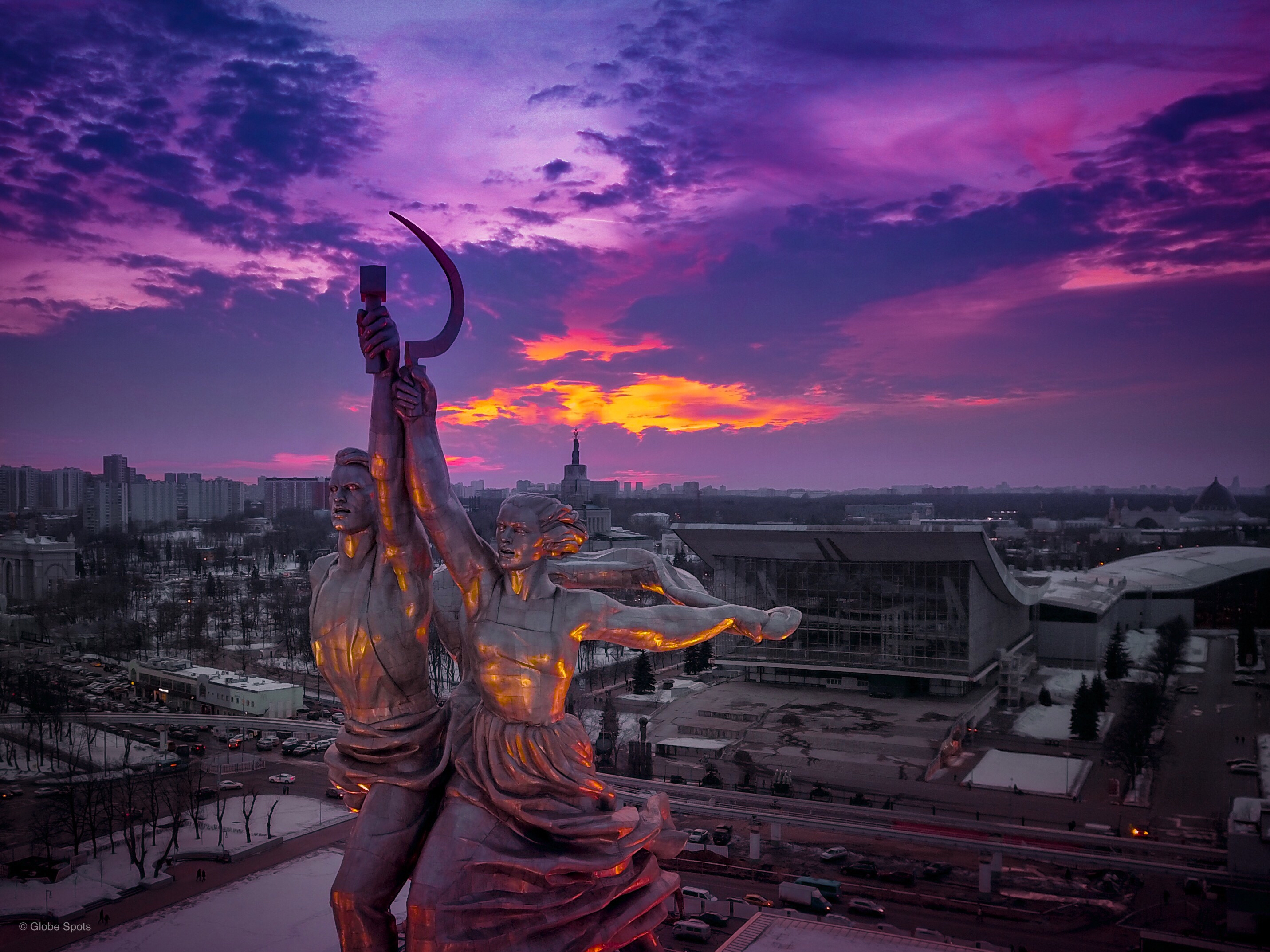 Памятник колхознице вднх. Москва рабочий и колхозница. Колхозник и колхозница ВДНХ. Памятник рабочий и колхозница в Москве. Парк ВДНХ рабочий и колхозница.