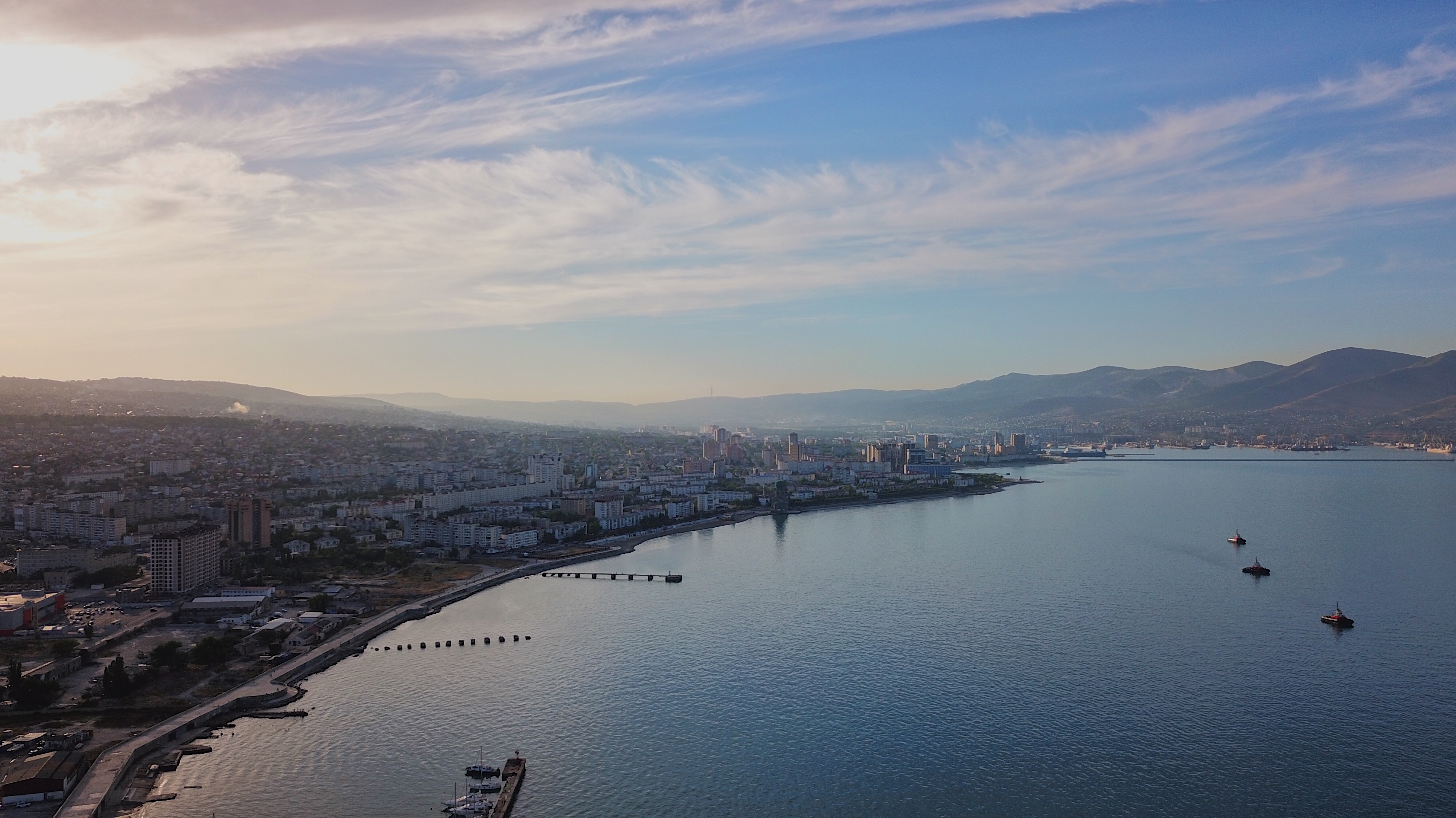 Услуги новороссийске. Новороссийск / Novorossiysk. Новороссийск 4к. Новороссийск с высоты птичьего полета. Набережная Новороссийска с высоты.