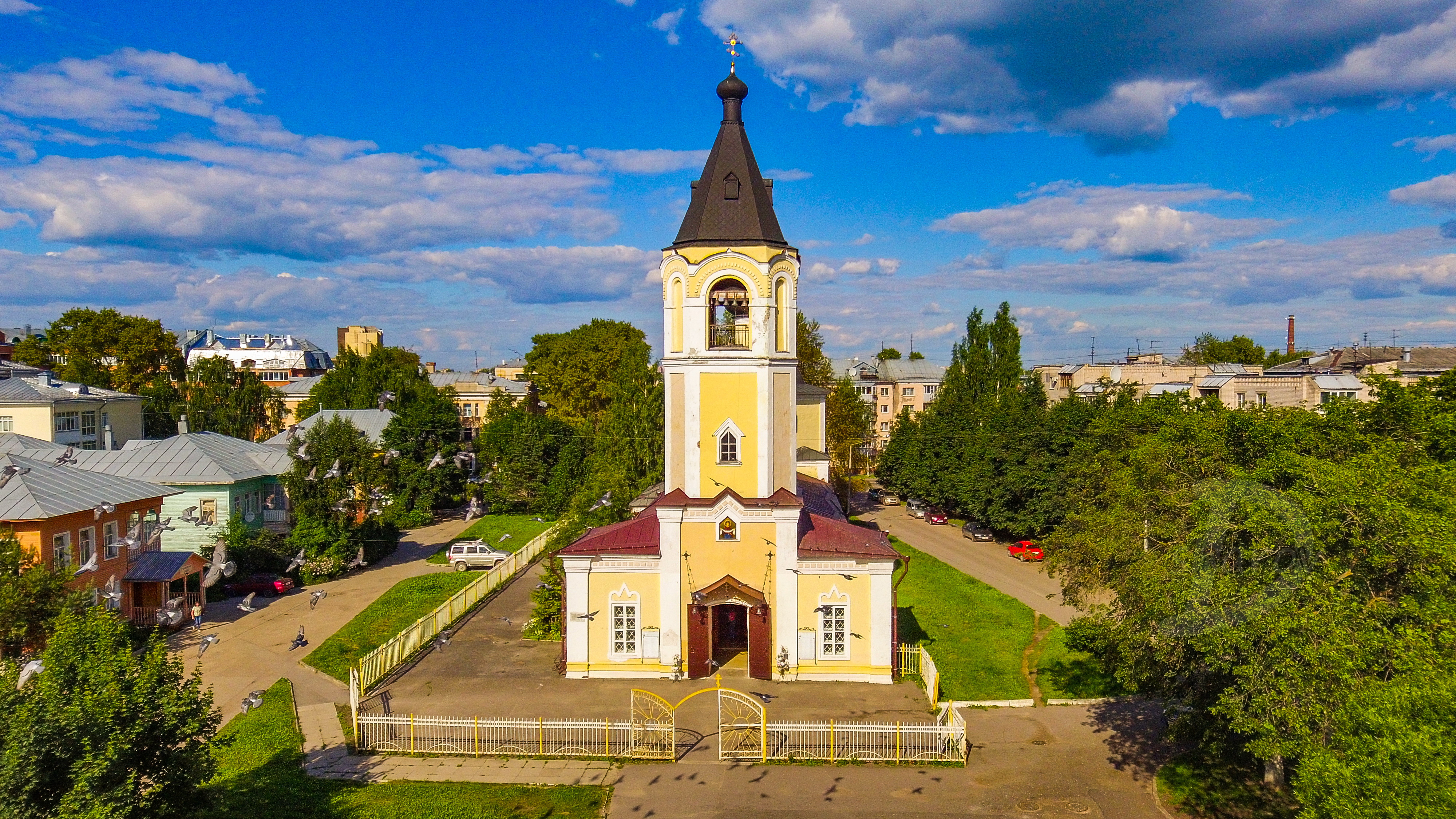Храм покрова богородицы на козлене вологда. Вологда церковь покров на козлене. Аллея храмом покрова на козлене. Церковь покрова на козлене. Церковь покрова богородицы на козлене.
